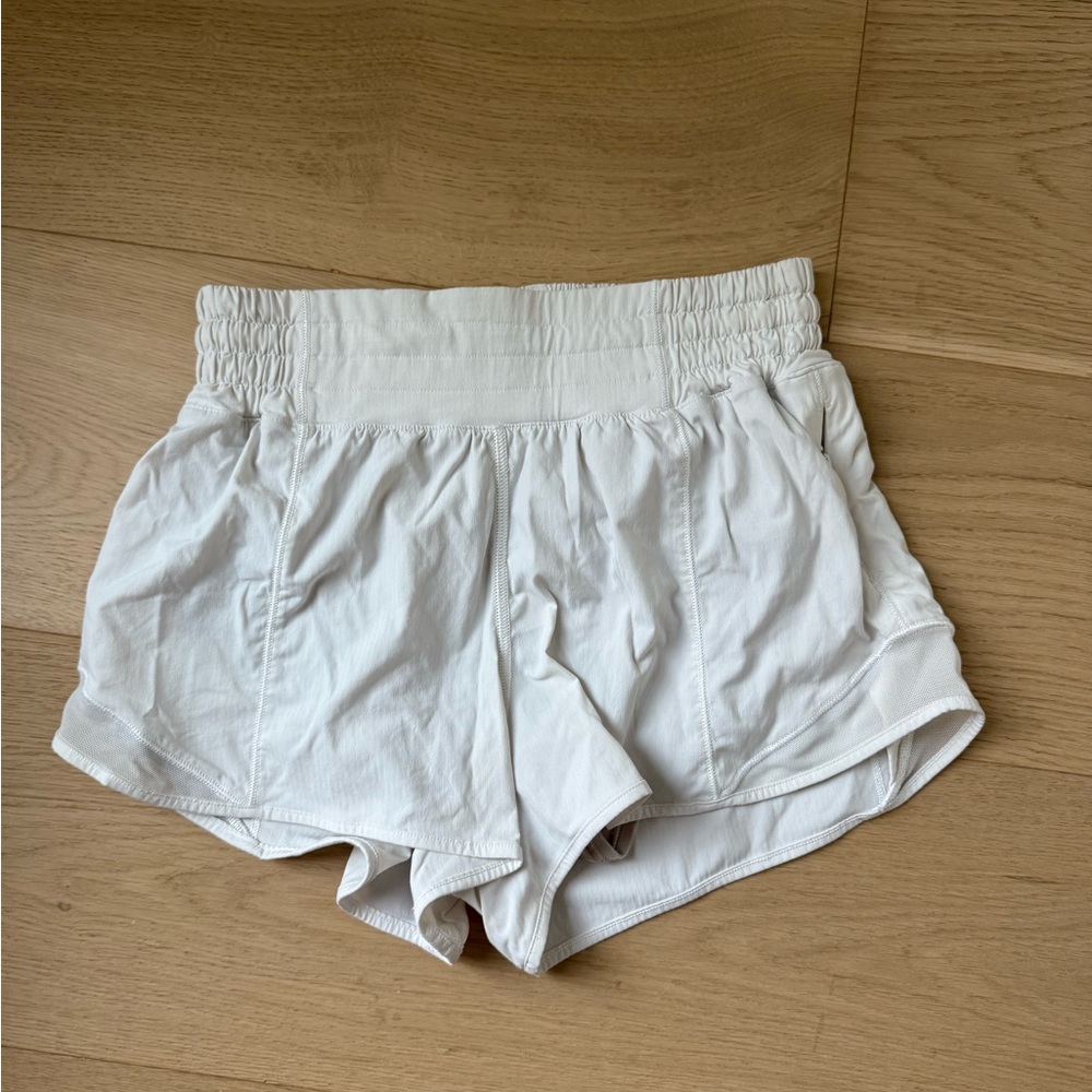Lululemon hotty hot hr 2.5” White Athletic Shorts Lightweight Relaxed Fit